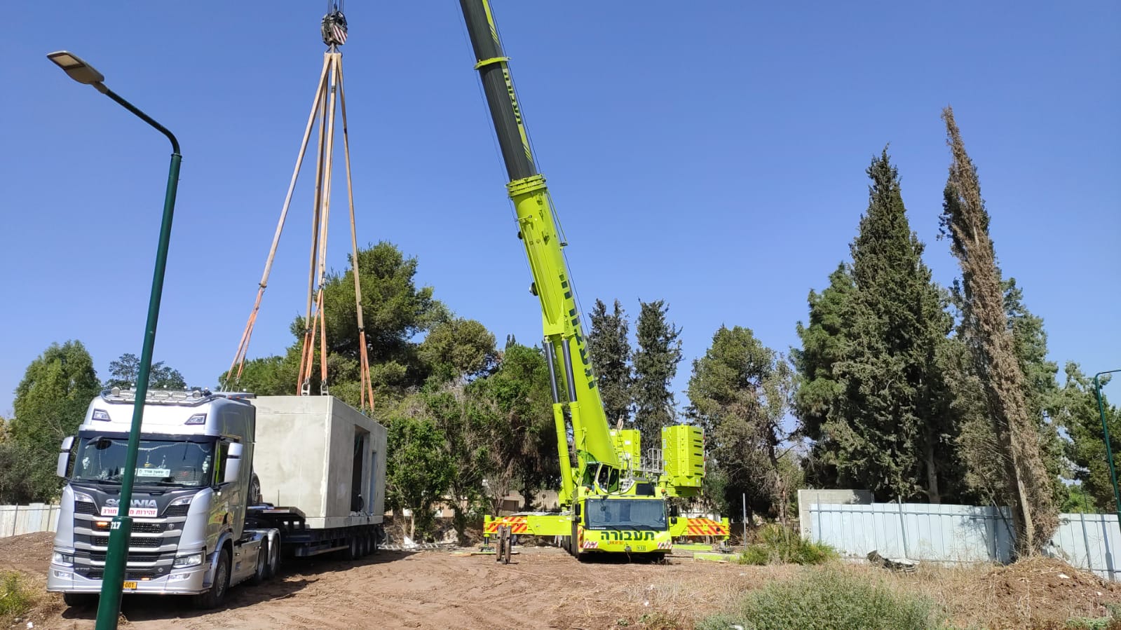 מנוף ומשאית