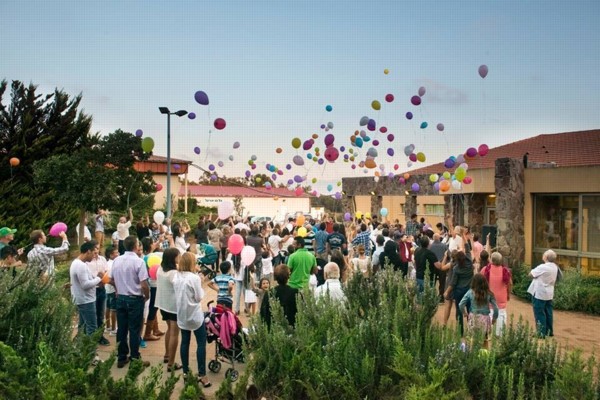 תמונה אנשים מעיפים בלונים