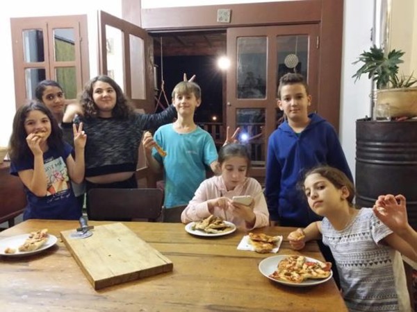 בית חם - ילדים מתארחים בבתיהם של חבריהם ולומדים עליהם