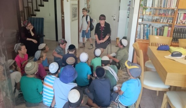 תמונה ילדים בסלון