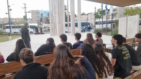 תיכון דמוקרטי (1).jpeg